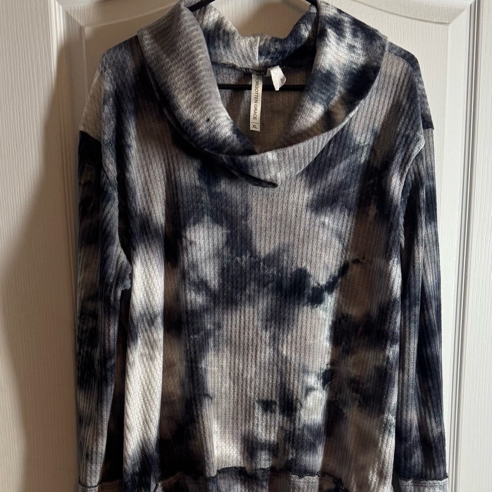 Forgotten Grace Women's Tie-Dye waffle knit Sweater- Xl- like new!